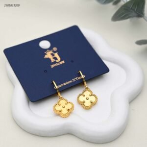 حلق نسائي صغيرة بتصميم برسيم رباعي لون ذهبي