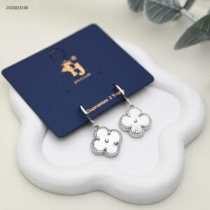 حلق نسائي صغيرة بتصميم برسيم رباعي لون فضي