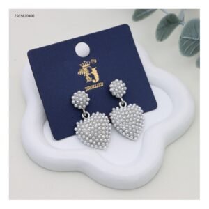 حلق نسائي فضية متدلي بتصميم قلب مزين باللؤلؤ لون فضي