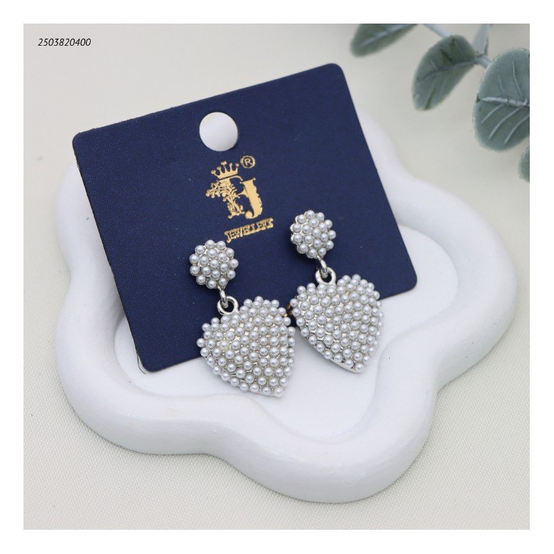 حلق نسائي فضية متدلي بتصميم قلب مزين باللؤلؤ لون فضي