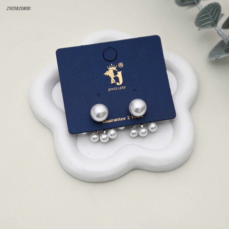 حلق نسائي فضية مزينة باللؤلؤ لون فضي