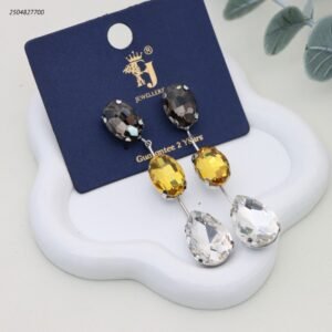 حلق نسائي متدلي بثلاثة أحجار كريستال بيضاوية ودمعة بألوان فاتحة لون فضي