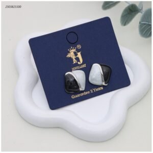 حلق نسائي مربعة مطلية بالمينا بلونين لون فضي واسود