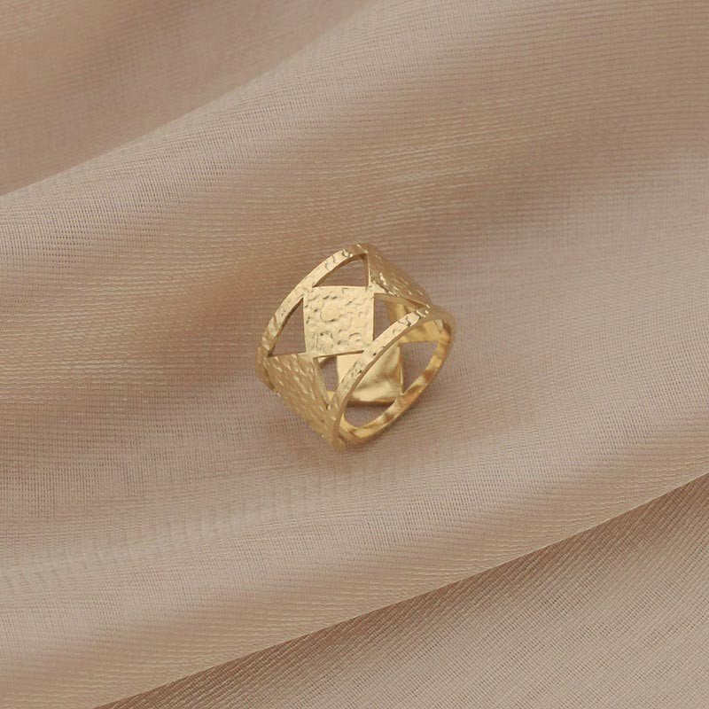 خاتم ذهبي عريض