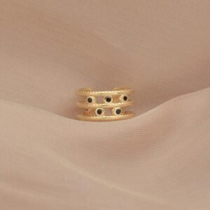 خاتم ذهبي عريض مع أحجار سوداء