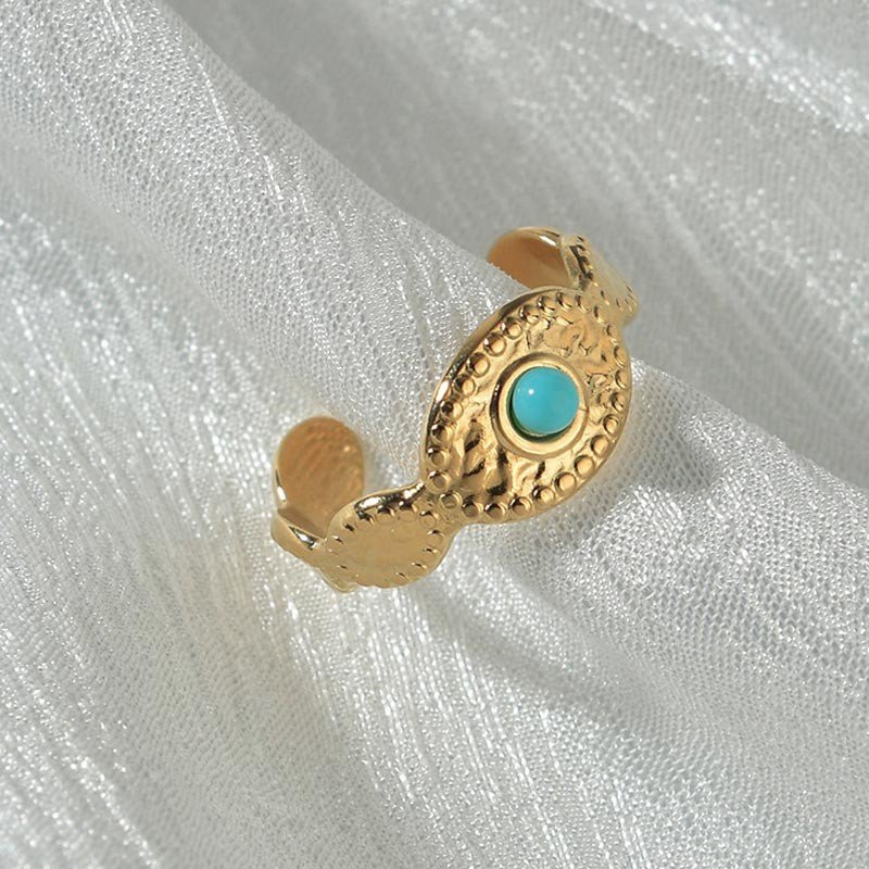 خاتم ذهبي مع حجر أزرق فاتح