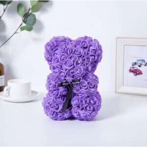 دمية دب مصنوع من الورد الصناعي لون بنفسجي الارتفاع 25 سم- مثالي لوضعه كديكور في المنزل أو كهدية مميزة لأحبائكم