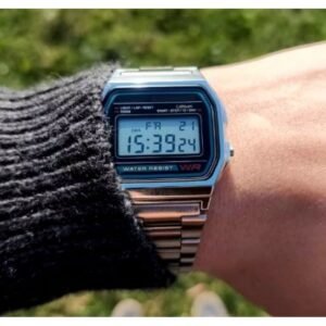 ساعة رقمية  للرجال - إضاءة LED  - ذات حزام من  الستانلس ستيل المقاوم لرذاذ الماء - موديل  F91W - لون فضي