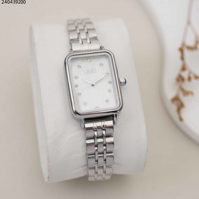 ساعة نسائية بيضاوية مع حزام معدني لون فضي