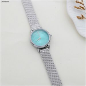 ساعة نسائية دائرية (اللون: فضي وأزرق)