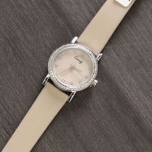 ساعة نسائية دائرية مرصعة بالزركون وحزام جلدي (اللون: فضي وابيض)