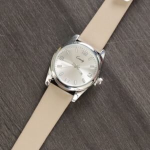 ساعة نسائية دائرية مع حزام جلدي (اللون: فضي)