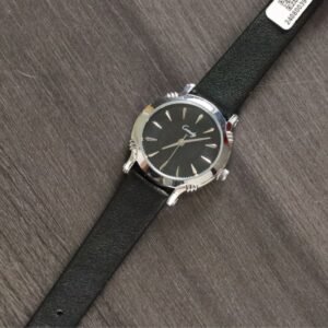 ساعة نسائية دائرية مع حزام جلدي (اللون: فضي و اسود)