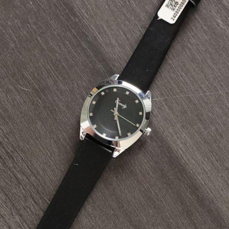 ساعة نسائية دائرية مع حزام جلدي (اللون: فضي و اسود)