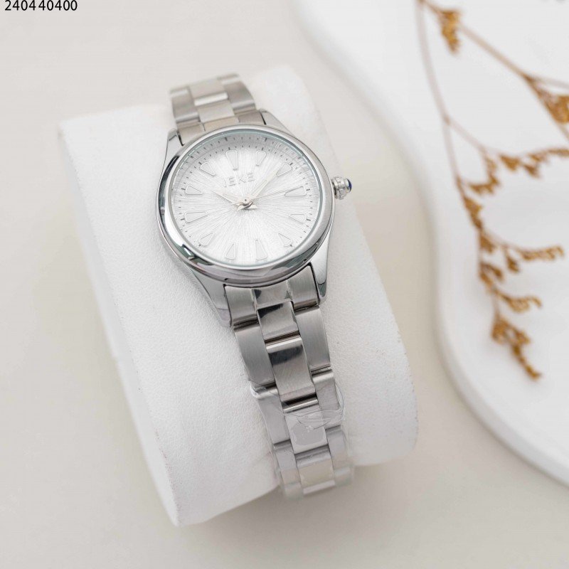 ساعة نسائية دائرية مع حزام مجدل لون فضي