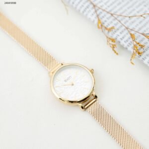 ساعة نسائية دائرية مع خلفية قلب و حزام معدني لون ذهبي