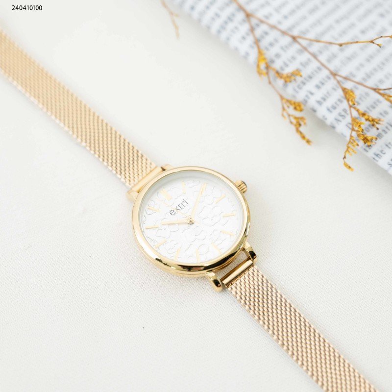 ساعة نسائية دائرية مع خلفية قلب و حزام معدني لون ذهبي