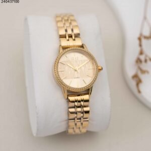 ساعة نسائية دائرية مع خلفية ورد و حزام معدني لون فضي