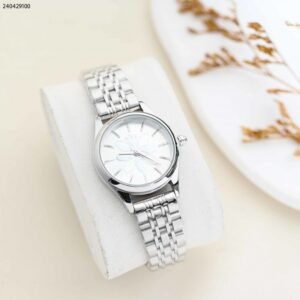 ساعة نسائية دائرية مع خلفية وردة البرسيم و حزام معدني لون ذهبي