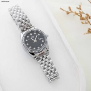 ساعة نسائية دائرية مع زركون (اللون: فضي)