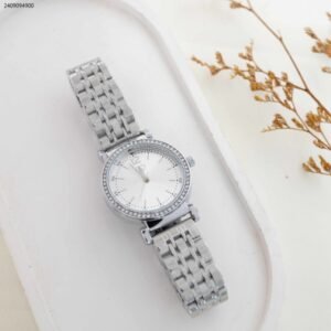 ساعة نسائية دائرية مع زركون (اللون: فضي)