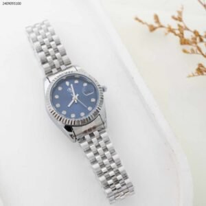 ساعة نسائية دائرية مع زركون (اللون: فضي)