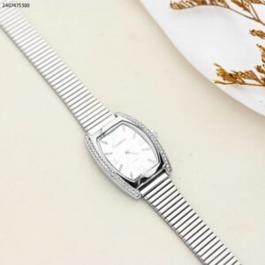 ساعة نسائية دائرية مع زركون وحزام معدني لون فضي