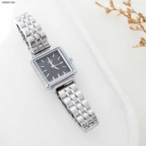 ساعة نسائية مربعة (اللون: فضي)