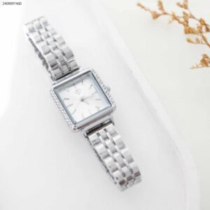 ساعة نسائية مربعة (اللون: فضي)