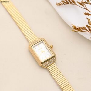 ساعة نسائية مربعة مع حزام معدني لون ذهبي