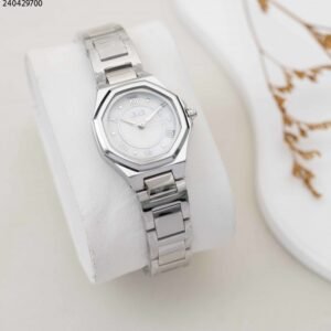 ساعة نسائية مربعة مع حزام معدني لون فضي