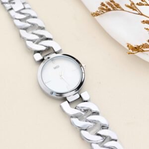 ساعة نسائية مربعة مع حزام معدني لون فضي و ذهبي