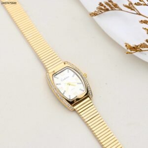 ساعة نسائية مربعة مع زركون مع حزام جلدي لون فضي و اسود