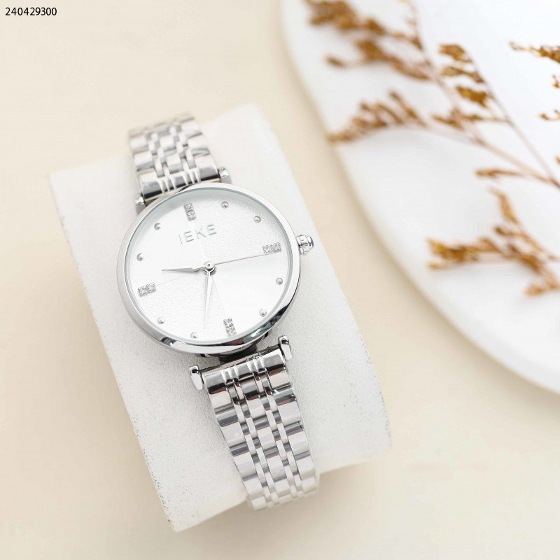 ساعة نسائية مستطيلة مع حزام معدني لون فضي