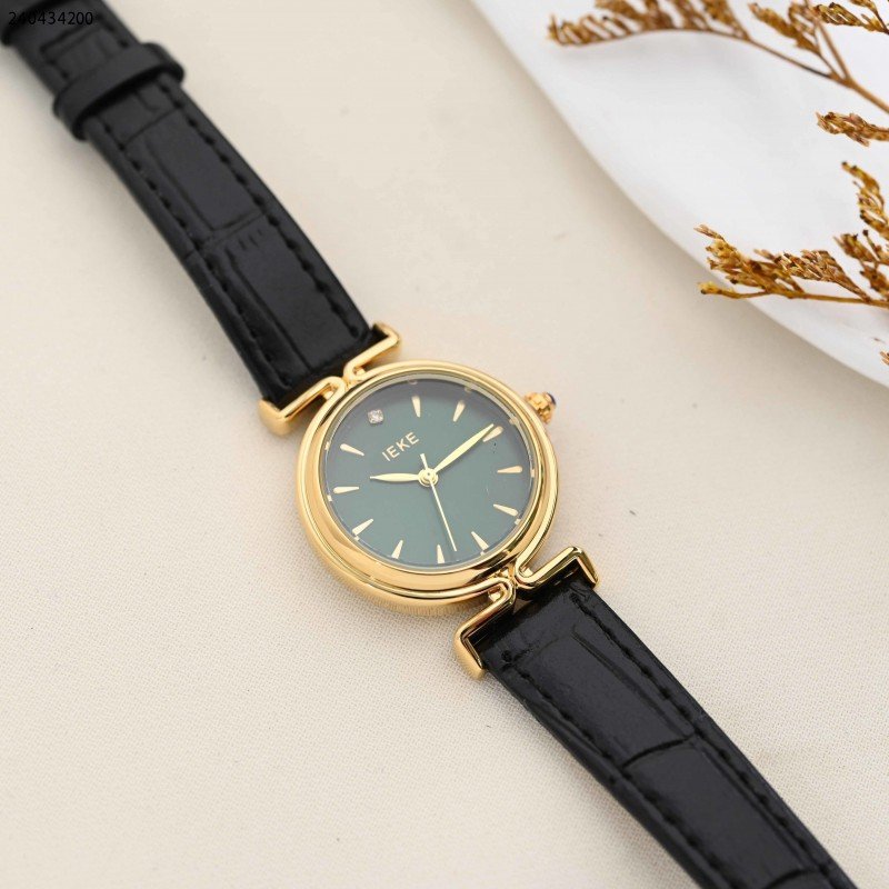 ساعة نسائية مستطيلة مع زركون لون ذهبي