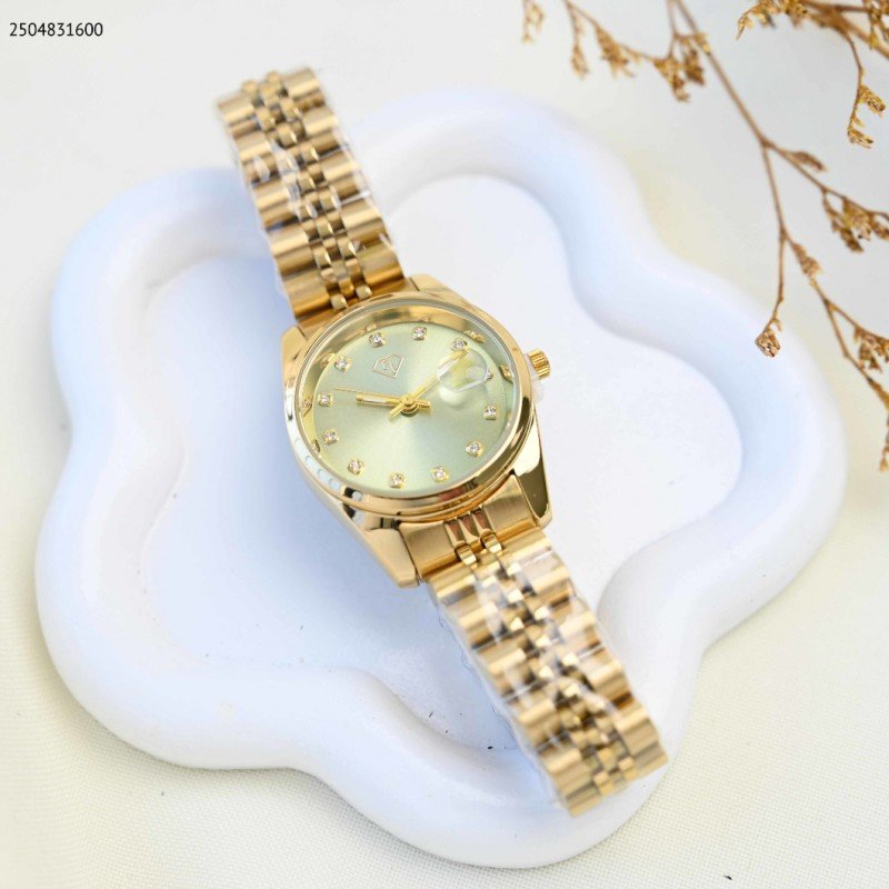 ساعة يد نسائية أنيقة لون ذهبي