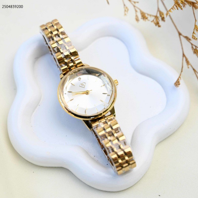 ساعة يد نسائية أنيقة لون ذهبي