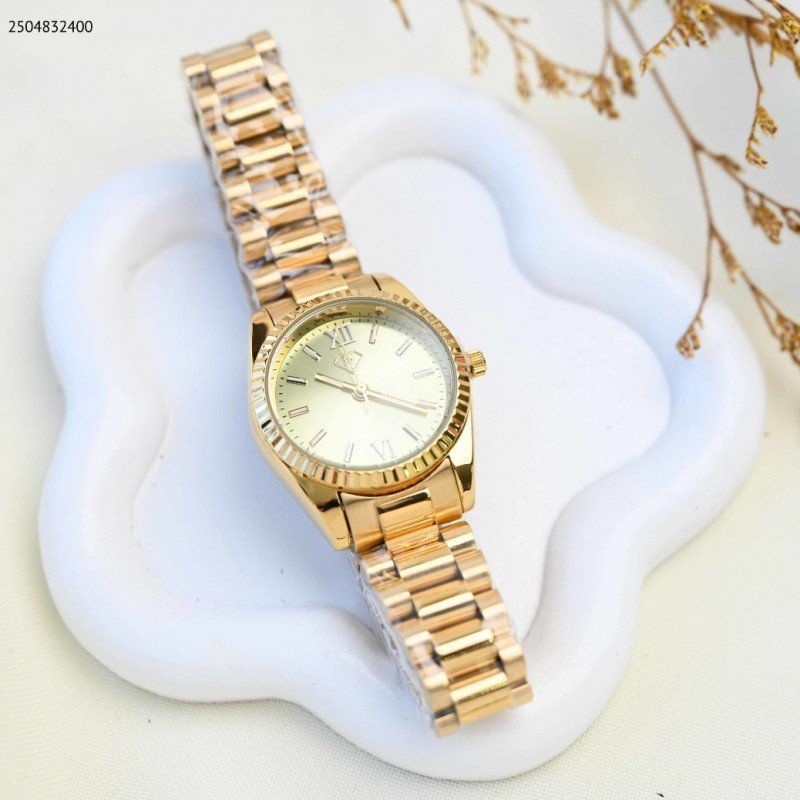 ساعة يد نسائية أنيقة لون ذهبي