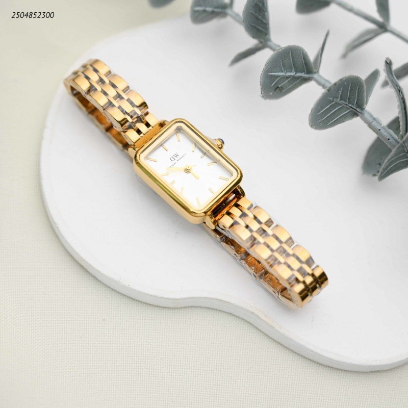 ساعة يد نسائية أنيقة لون ذهبي و ابيض