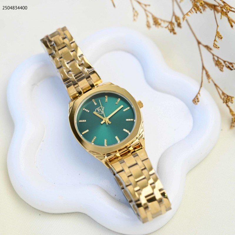 ساعة يد نسائية أنيقة لون ذهبي واخضر