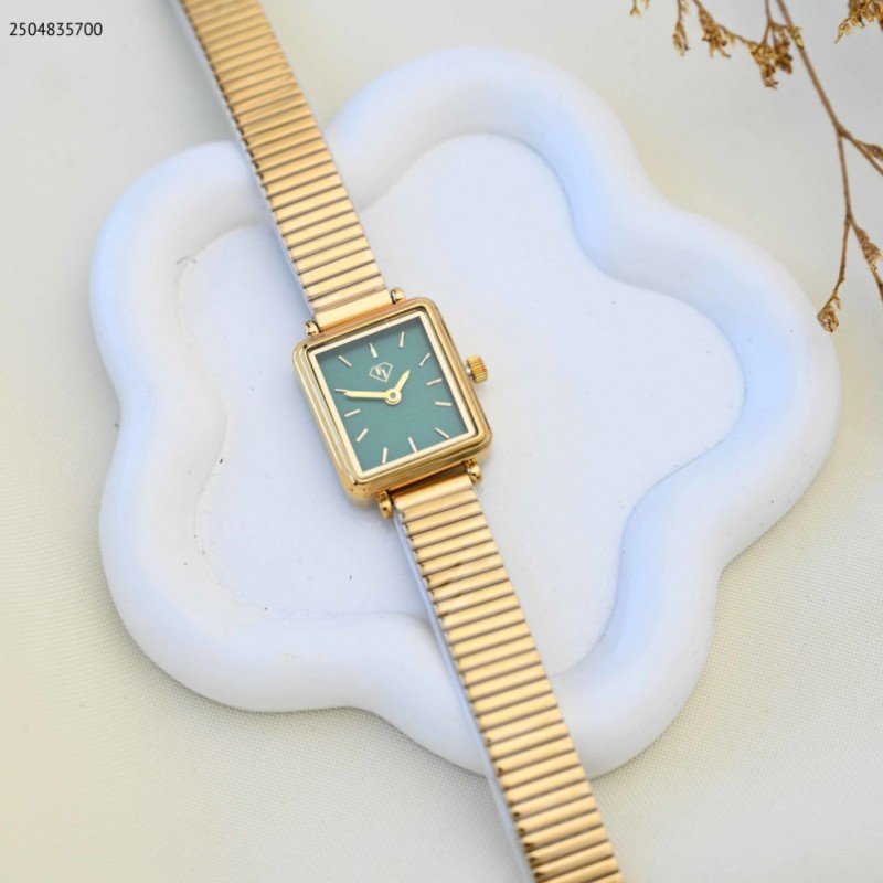 ساعة يد نسائية أنيقة لون ذهبي واخضر