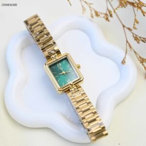 ساعة يد نسائية أنيقة لون ذهبي واخضر