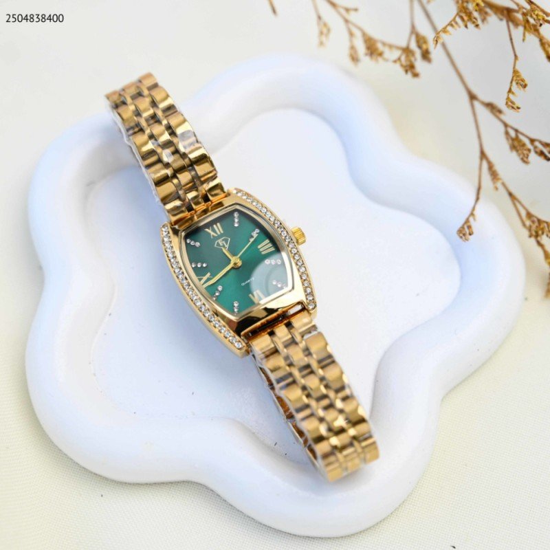 ساعة يد نسائية أنيقة لون ذهبي واخضر
