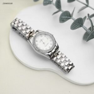 ساعة يد نسائية أنيقة لون فضي