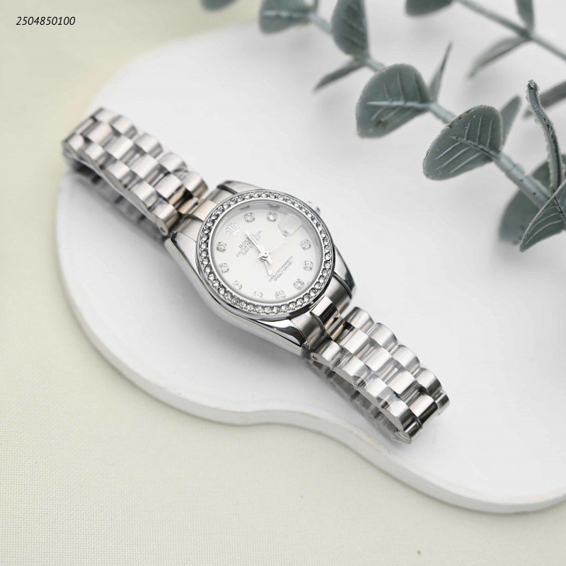 ساعة يد نسائية أنيقة لون فضي