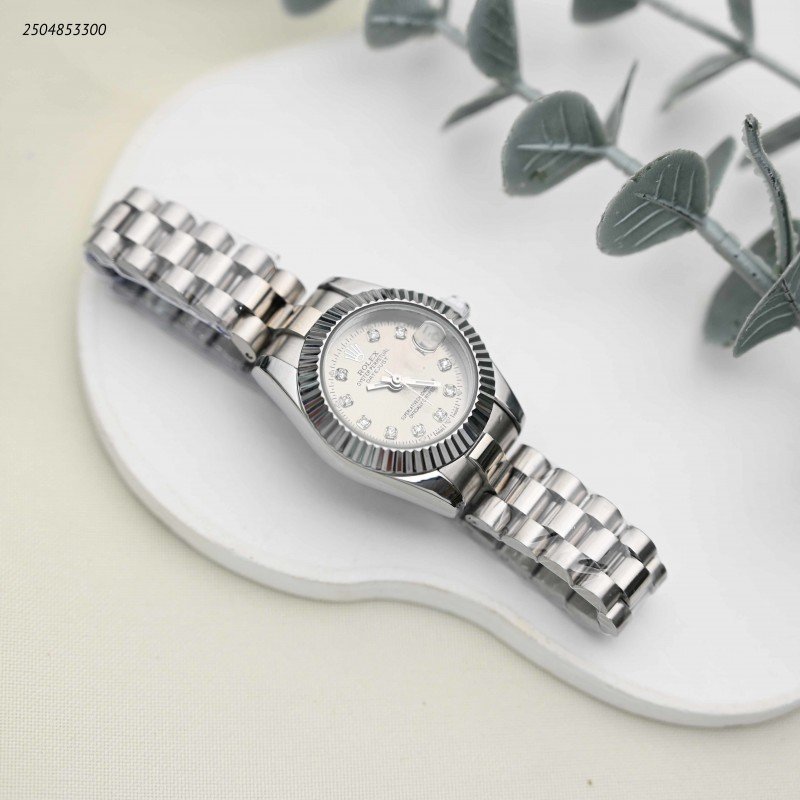 ساعة يد نسائية أنيقة لون فضي