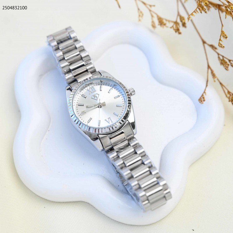 ساعة يد نسائية أنيقة معدنية لون فضي