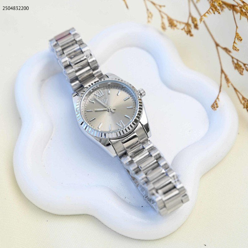 ساعة يد نسائية أنيقة معدنية لون فضي