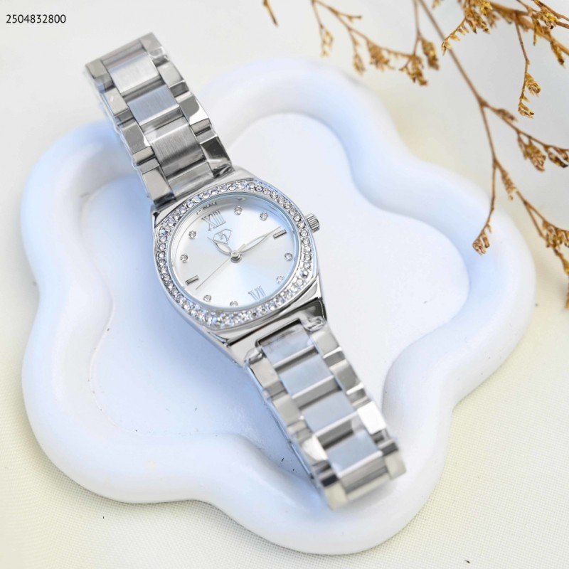 ساعة يد نسائية أنيقة لون فضي