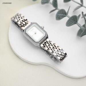 ساعة يد نسائية أنيقة لون فضي